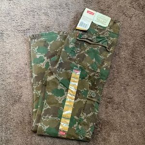 Levi’s cargo pants size 18 youth. 29/29